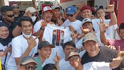 Momen Rano Karno Dikasih Kaos <i>Jakarta Kota Gue3</i> dari Jakmania&nbsp;