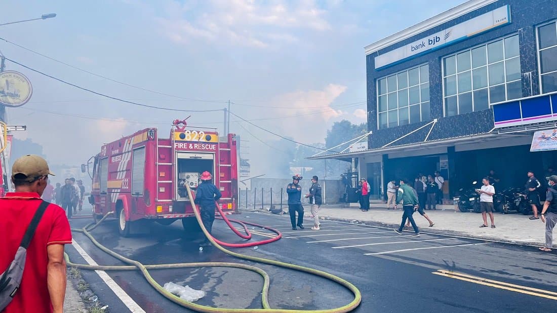 Kebakaran Hanguskan 8 Kios dan 2 Rumah, Petugas Damkar Sempat Sesak Nafas