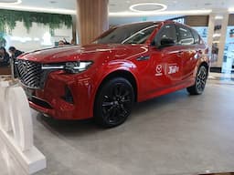 Mazda Goda Pengunjung Jakarta Fashion Week, Kolaborasi dengan Desainer