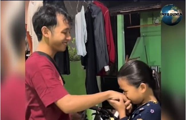 Viral Haru Kakak Beri Kejutan Hadiah Sepeda untuk Adik Kesayangan