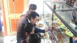 Makan di Warteg, Baim Wong Bercanda Minta Wajahnya Dipajang di Spanduk