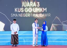 Pj. Gubernur Jatim Adhy Serahkan Penghargaan Milenial Entrepreneur Awards 2024