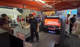 Potret SBY Santai Karaoke Lesehan di Stand Booth Elektronik, Netizen: Adem Lihatnya 