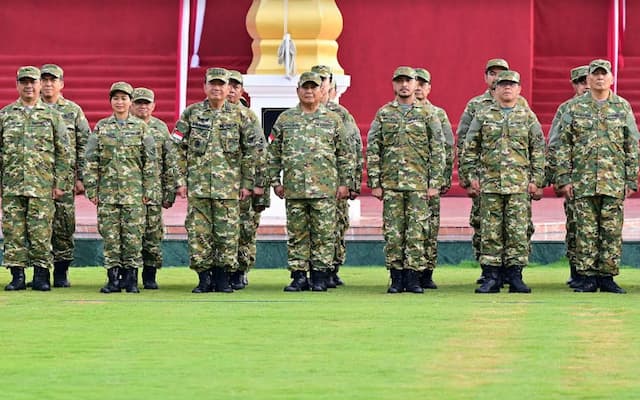 Ragam Gaya Prabowo hingga Menteri saat Latihan Baris-berbaris di Akmil Magelang