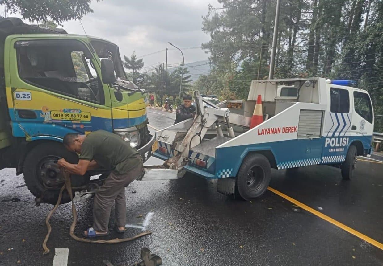 Truk Tabrak Bus Pariwisata di Puncak, Dua Orang Jadi Korban