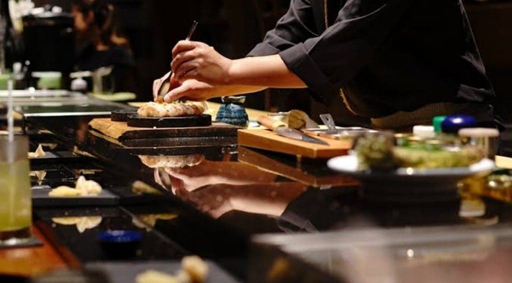 Serupa Tapi Tak Sama, Apa Perbedaan Antara Sushi dan Omakase?