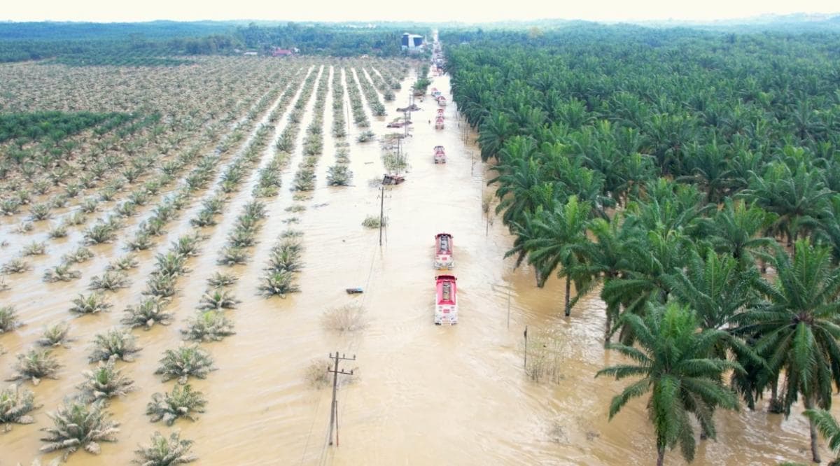 Akses Darat Mulai Terbuka, Seskab Teddy: Pemerintah Kirim Truk BBM dan Alat Berat ke Aceh Tamiang