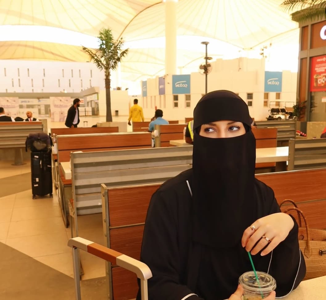 Potret Tasya Farasya Umroh Pakai Cadar Hitam, Netizen: Cakep Banget!