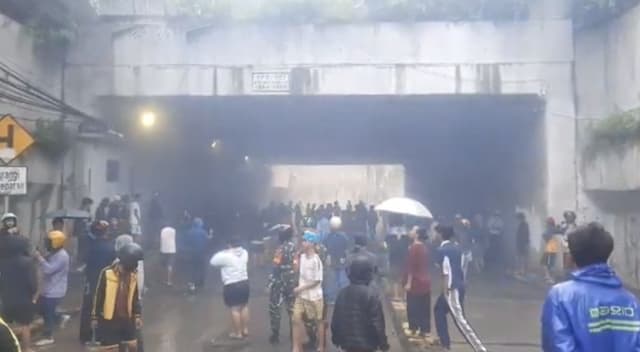 Tawuran Pecah di Manggarai, Polisi Bubarkan Massa dengan Gas Air Mata