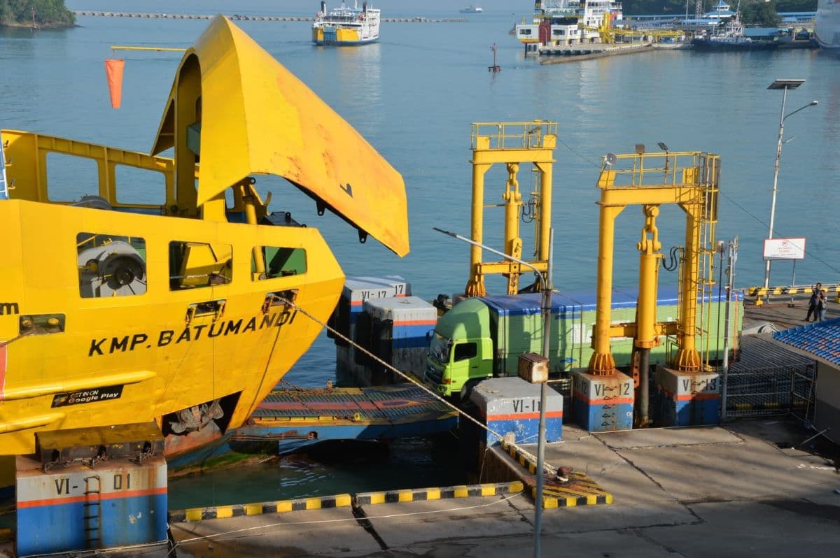 Cuaca Ekstrem Ganggu Akses Pelabuhan Ciwandan, ASDP Alihkan Penyeberangan ke Merak