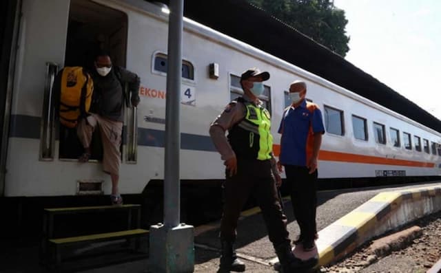 KAI Minta Maaf Gangguan Perjalanan Kereta Api di Jalur Pantura Jawa Tengah