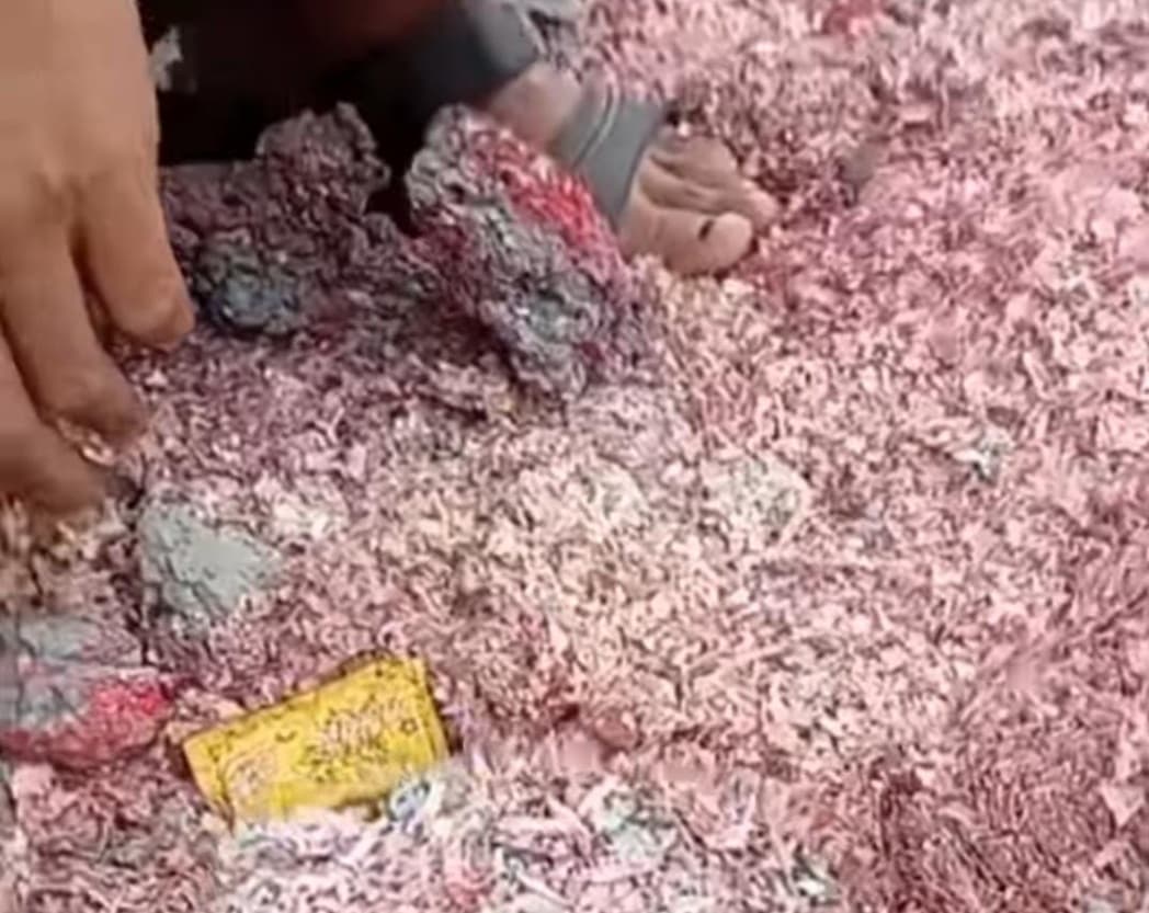 Viral! Cacahan Uang Rp100 Ribu Berserakan di TPS Liar Bekasi, Ini Penampakannya