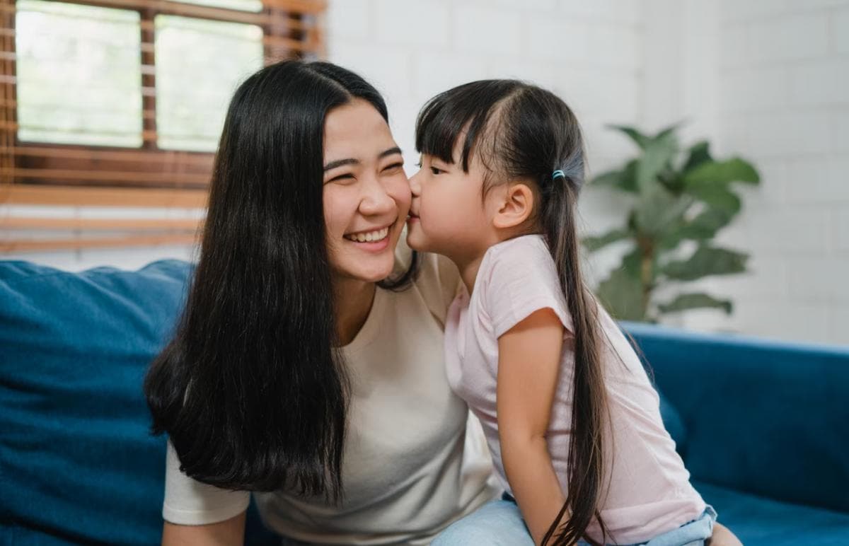 Cara Komunikasi yang Tepat dengan Anak, Jadilah Pendengar yang Baik!