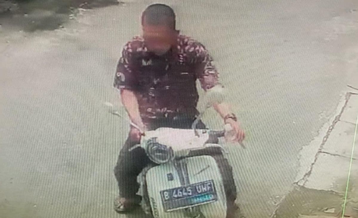 Terekam CCTV, Pengendara Motor Listrik Gasak Uang Kotak Amal di Tanjung Priok