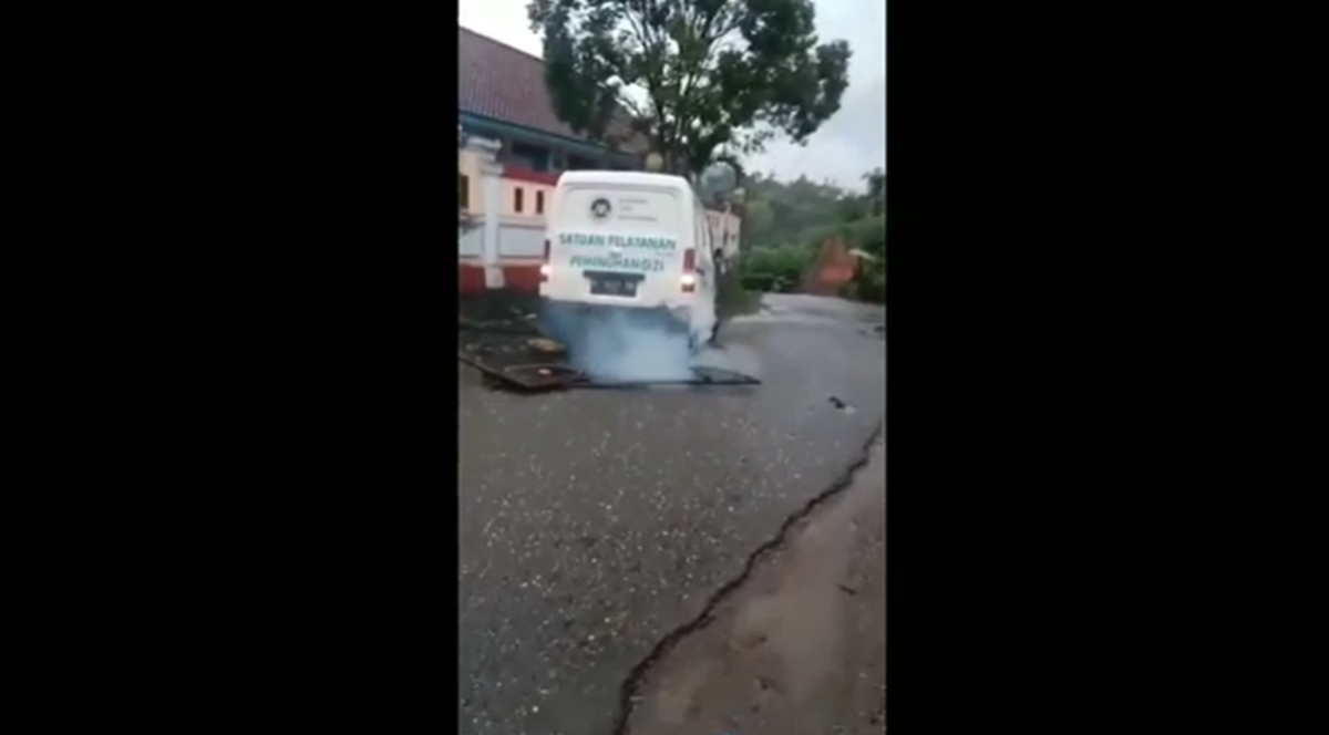 Diduga Mabuk Obat, Sopir Mobil SPPG Tabrak Pagar Sekolah Lalu Ngamuk