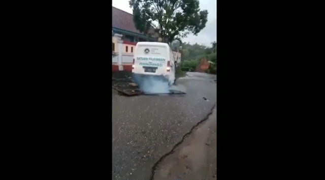 Diduga Mabuk Obat, Sopir Mobil SPPG Tabrak Pagar Sekolah Lalu Ngamuk