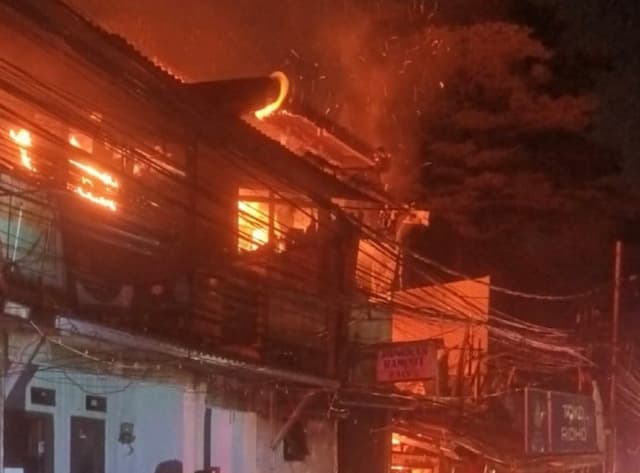 Kebakaran Hanguskan Sejumlah Rumah dan Toko di Jalan Bangka Jaksel