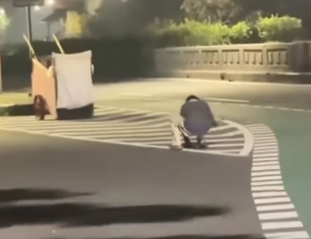 Viral! Pria Bertopeng Bongkar "Mata Kucing" di Underpass Cawang, Polisi Buru Pelaku