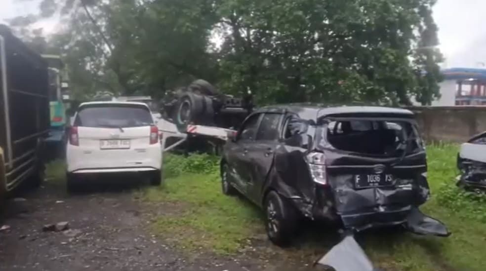 Truk Trailer Tabrak 7 Mobil di Tol Bocimi, Begini Kronologinya!