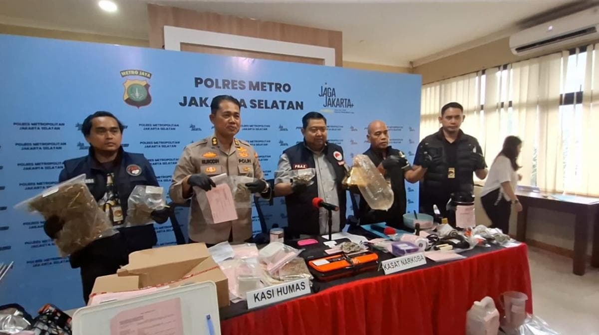 Polisi Tangkap Influencer AW dan Istrinya di Jaksel karena Berkebun Ganja, Terancam Hukuman Mati!