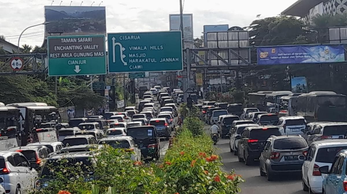 Macet Parah! Simpang Gadog Arah Puncak Ditutup Sementara, Polisi Berlakukan One Way