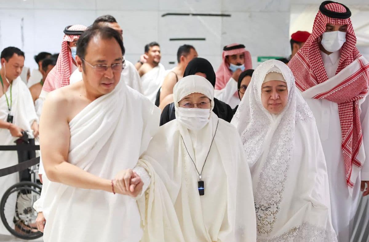 Megawati Bersama Keluarga Umrah Jelang Ramadan