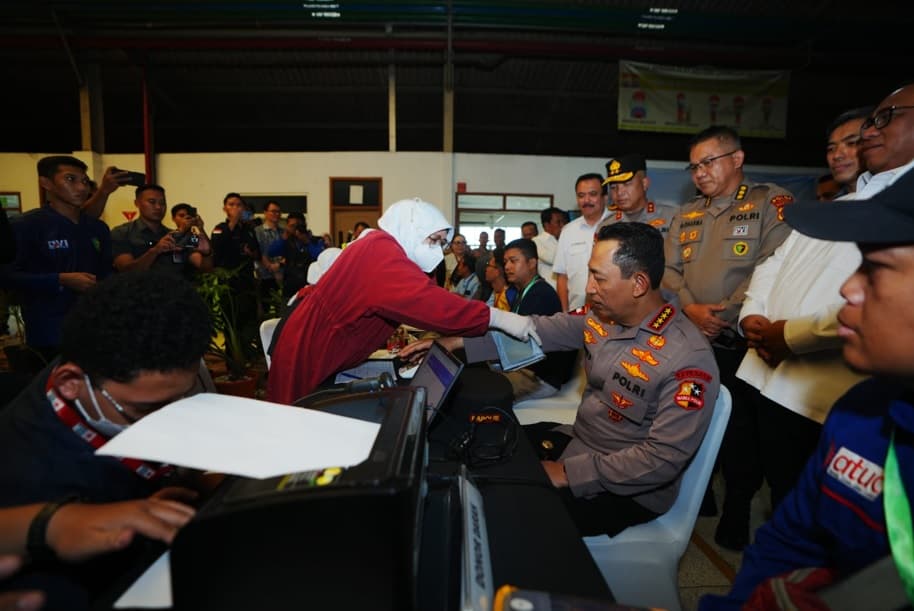 Momen Kapolri Ikuti Donor Darah saat Hadiri HUT Buruh KSPSI di Tangerang