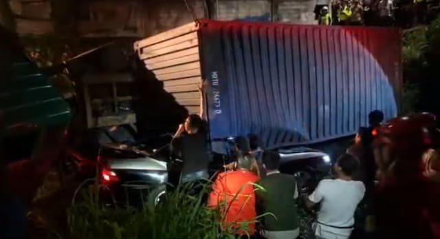 Truk Kontainer Muatan 32 Ton Minyak Sayur Timpa Sedan di Karawang, 3 Orang Sekeluarga Tewas
