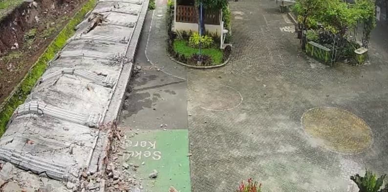 Tembok Bangunan Mewah Roboh Timpa Sekolah di Jaksel, Ini Kronologinya