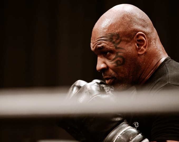 Tensi Memanas! Mike Tyson dan Floyd Mayweather Saling Lempar Ancaman Jelang Duel di Kongo