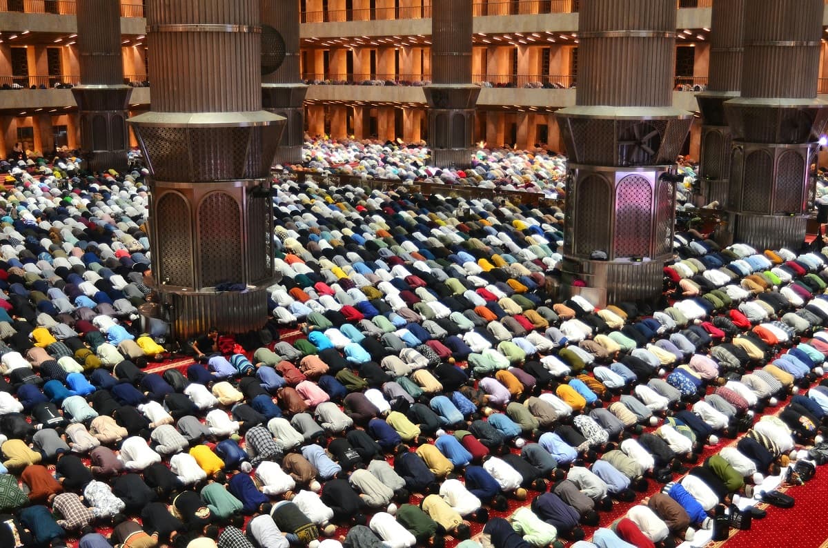 Tata Cara Sholat Tarawih 11 Rakaat 4-4-3, Niat, dan Doanya