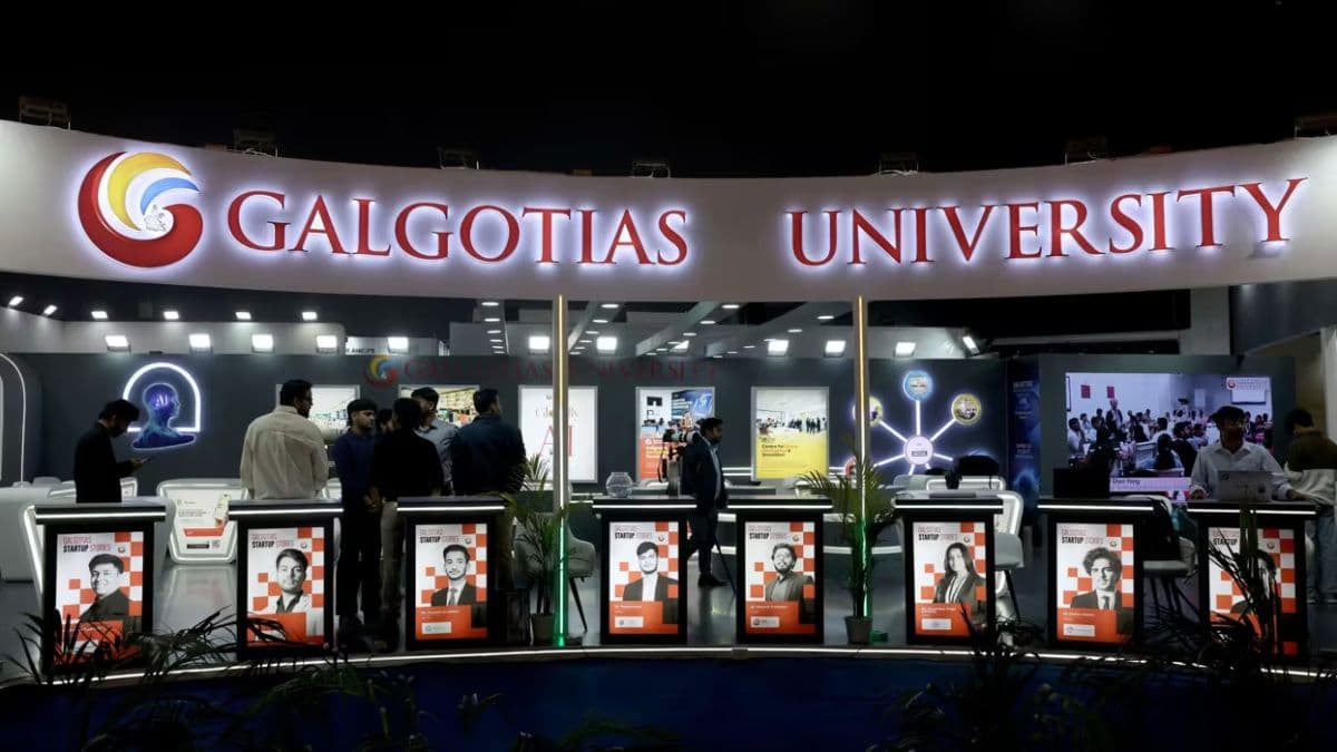 Robot Anjing Buatan China di KTT AI India Picu Kontroversi Gegara Seorang Profesor