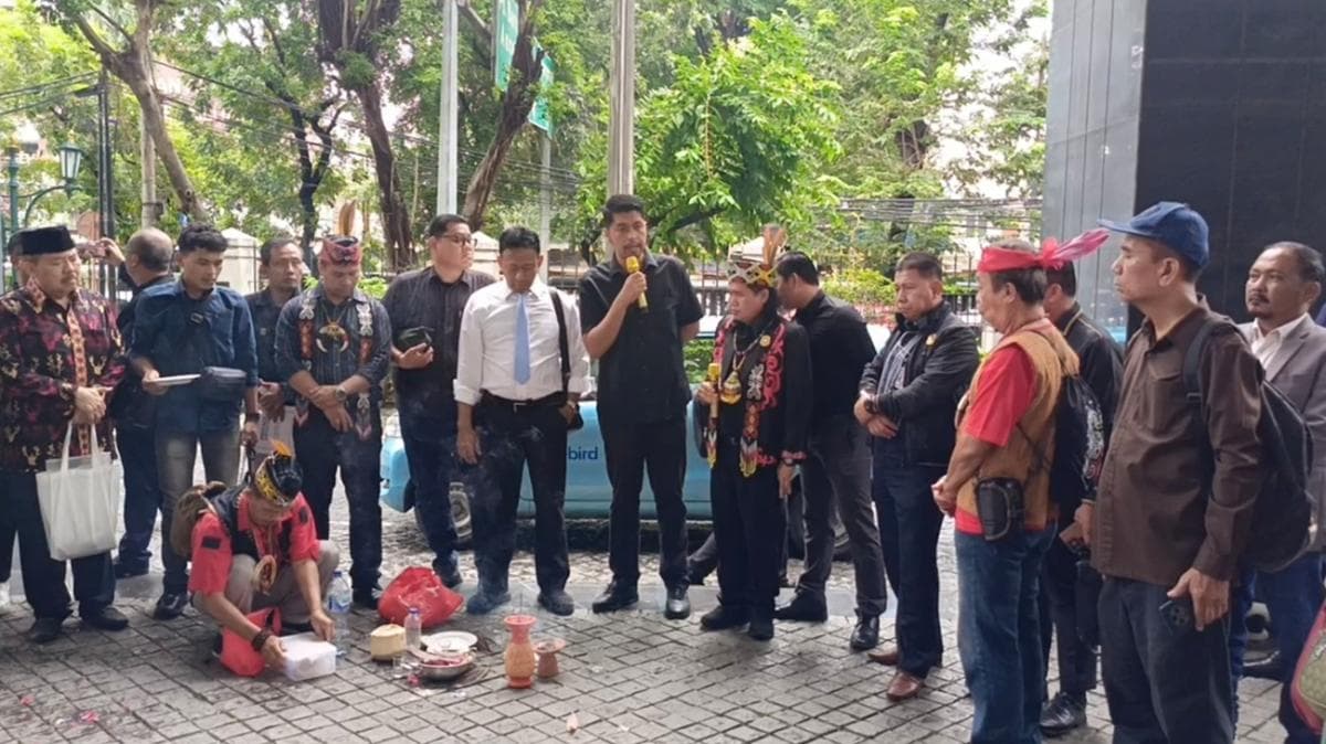Iptu Tomi Marbun Hilang Usai Kejar KKB, Kerabat Gelar Ritual Adat Dayak di PN Jakpus