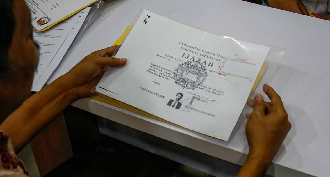 Dokter Tifa Bongkar Kejanggalan Ijazah Jokowi yang Diposting Dian Sandi