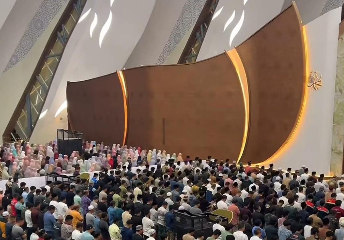 Melihat Suasana Sholat Tarawih Perdana di Masjid Negara IKN