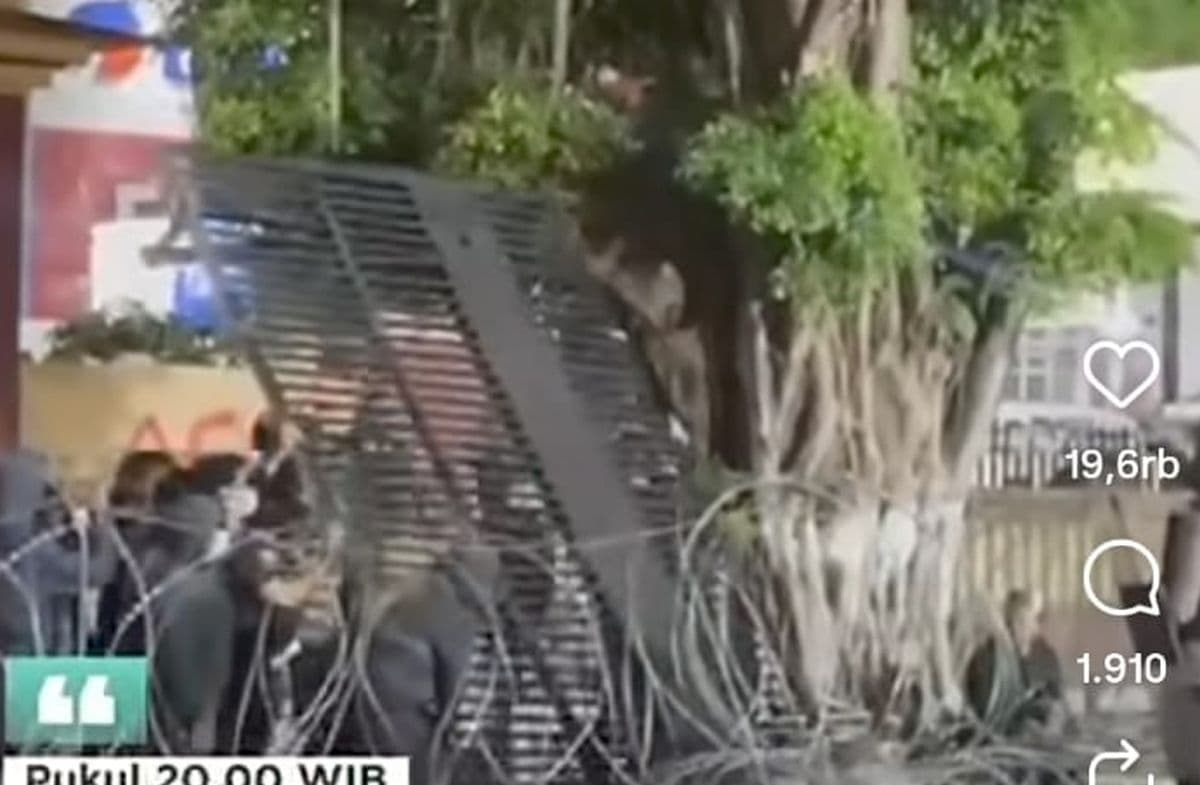 Demo Depan Mapolda DIY Protes Tewasnya Siswa di Maluku, Massa Lempar Pagar hingga Polisi Ketiban