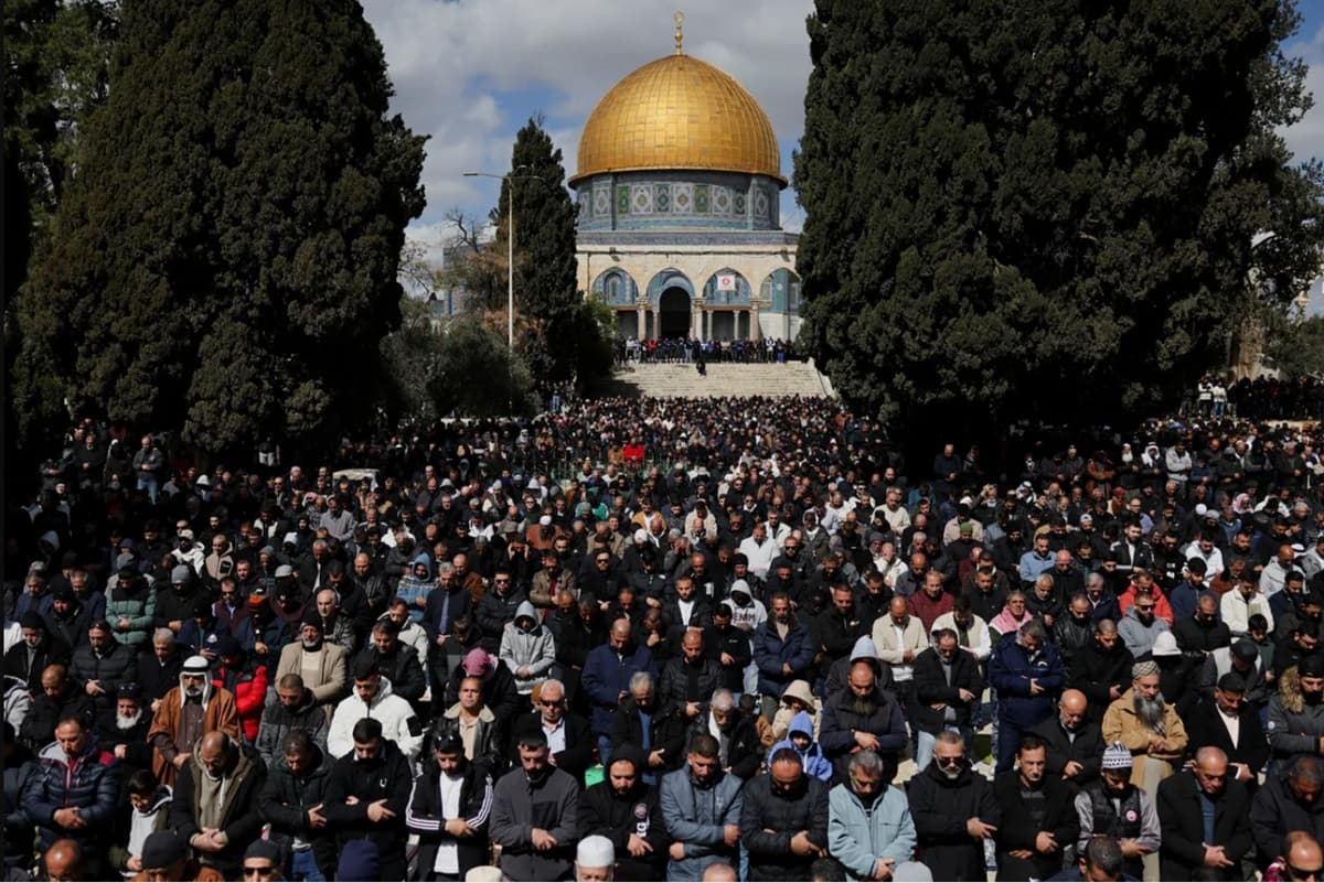 100 Ribu Warga Palestina Ikuti Salat Jumat di Masjid Al Aqsa 100 Ribu Warga Palestina Ikuti Salat Jumat di Masjid Al Aqsa