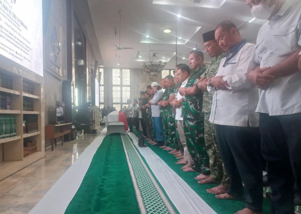 Putra Try Sutrisno Jadi Imam Sholat Jenazah Ayahnya, Makmum Ketua MPR hingga Ma'ruf Amin