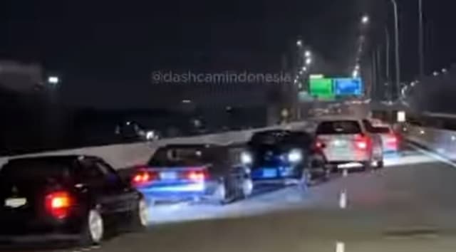 Viral Rombongan Mobil Zig-zag di Tol Becakayu, Polisi Buru Pelaku
