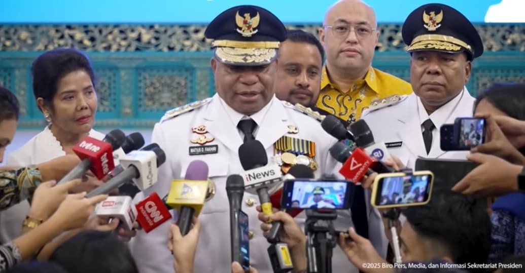 Gubernur Fakhiri Soroti Banyak Masyarakat Papua Tinggal di Rumah Tidak Layak Huni 