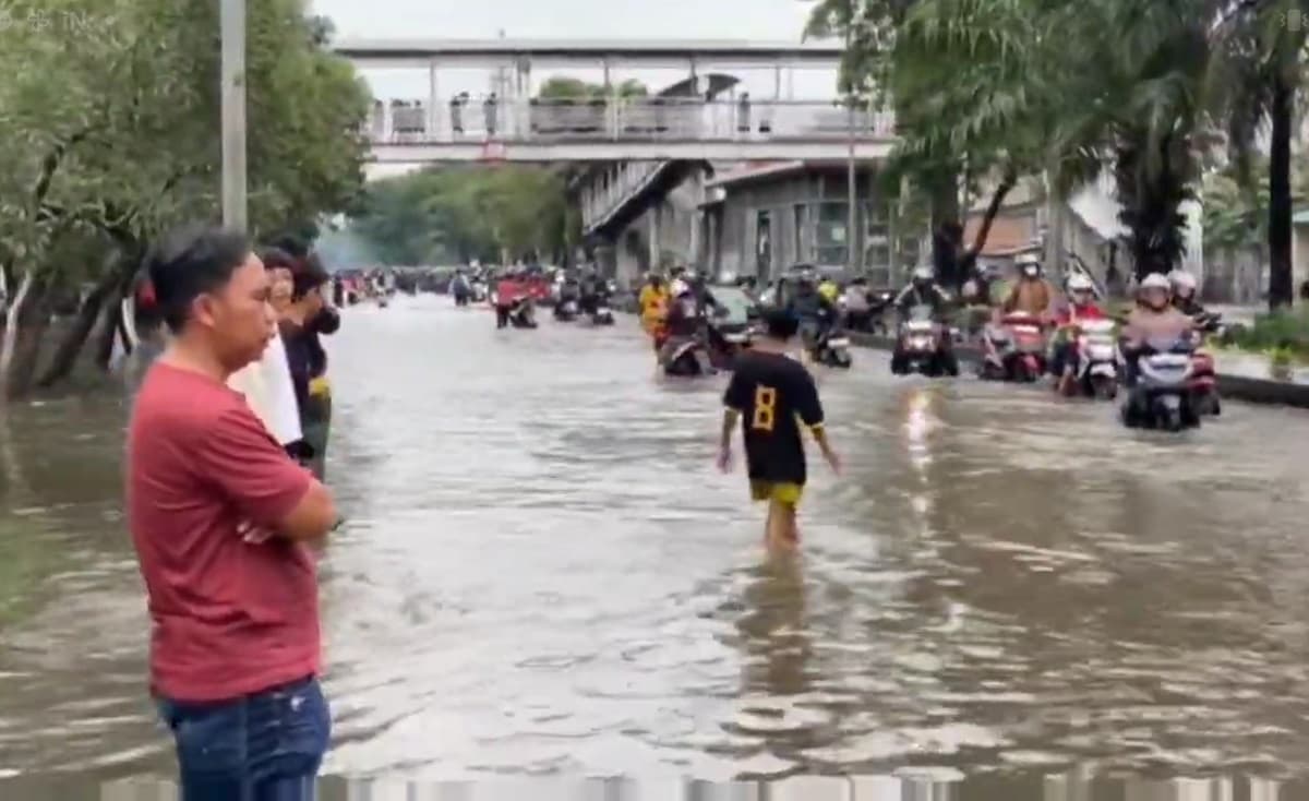 Jalan Daan Mogot Terendam Banjir, Ketinggian Air Capai 50 Cm