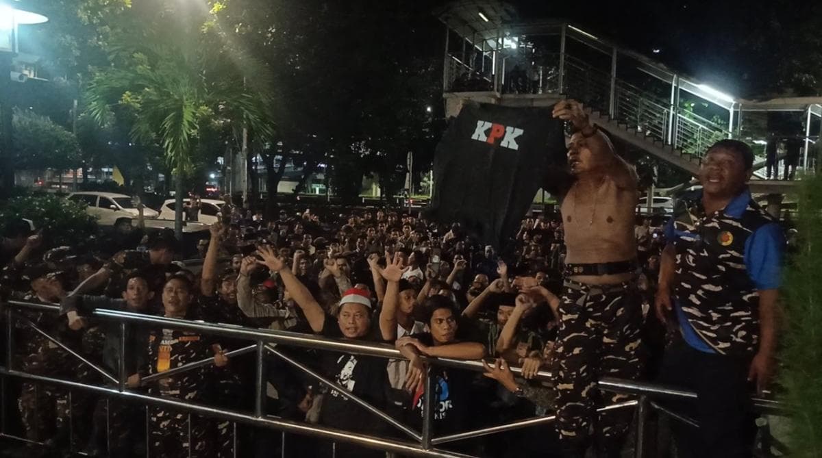 Eks Menag Yaqut Ditahan KPK, Massa Banser Geruduk Gedung Merah Putih