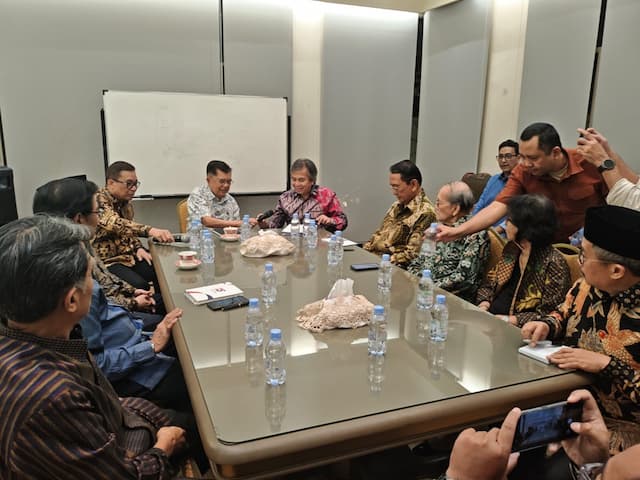 Sejumlah Mantan Dubes Temui Jusuf Kalla di Rumahnya Malam Hari, Ada Apa?