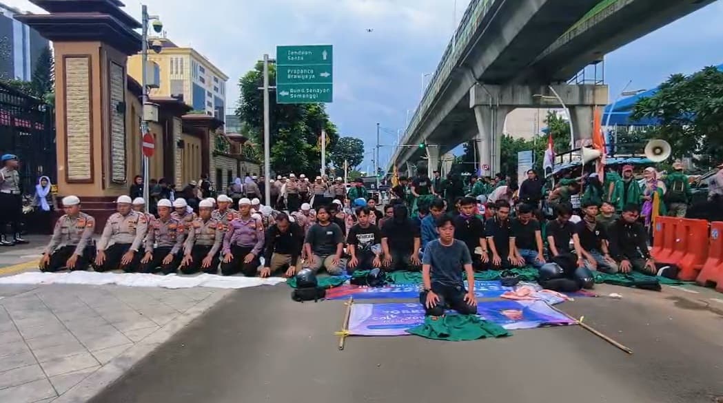 Momen Mahasiswa dan Polisi Sholat Berjamaah di Depan Mabes Polri saat Aksi Unjuk Rasa
