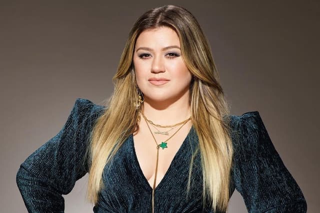 Kelly Clarkson Klaim Tak Pernah Bawa Pulang Hadiah Mobil sebagai Pemenang American Idol