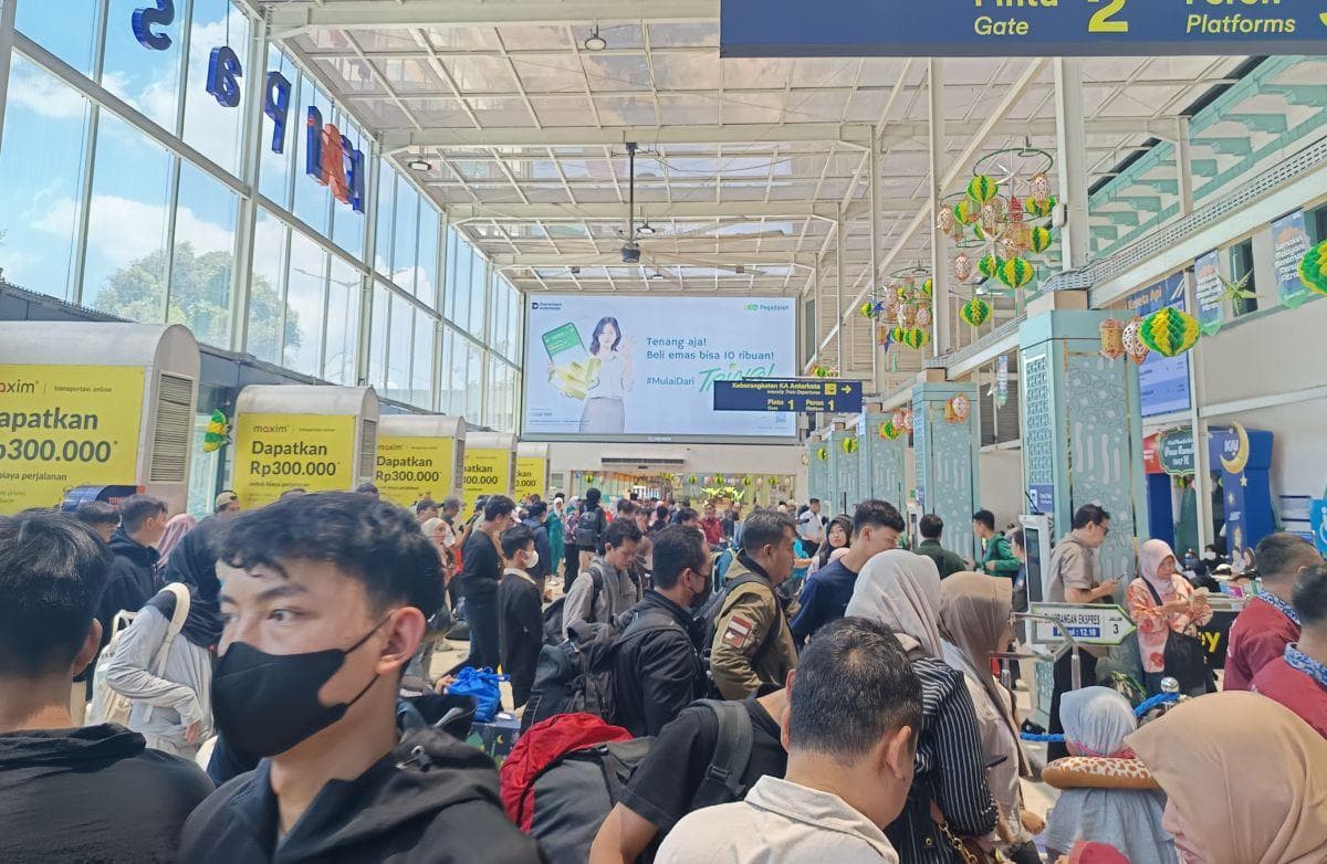 Arus Mudik Lebaran 2026, Stasiun Pasar Senen Mulai Dipadati Penumpang Tujuan Jateng dan Jatim