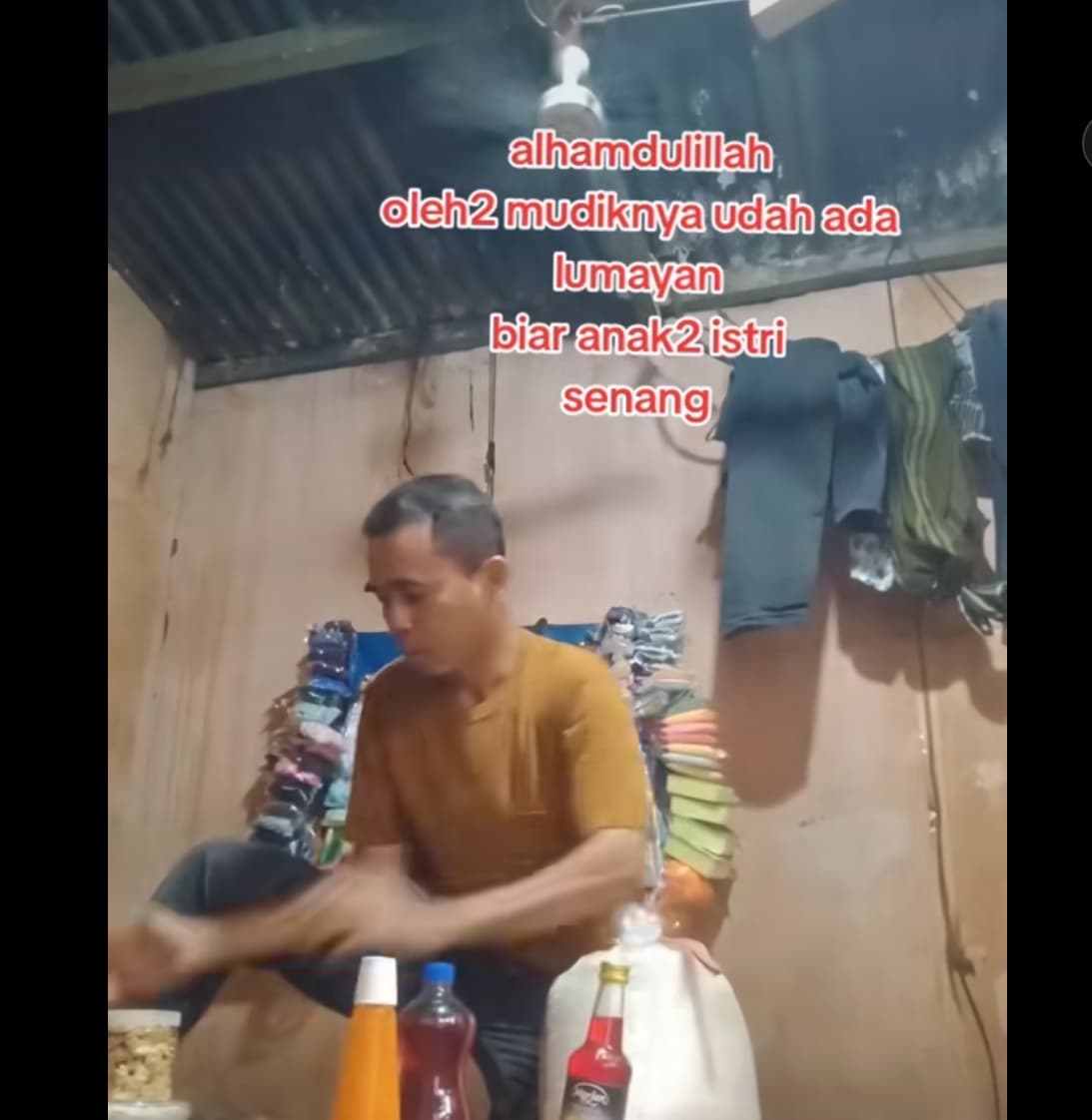 Viral! Pedagang Aksesori Pamer Oleh-Oleh untuk Keluarga di Kampung, Malah Bikin Netizen Terharu
