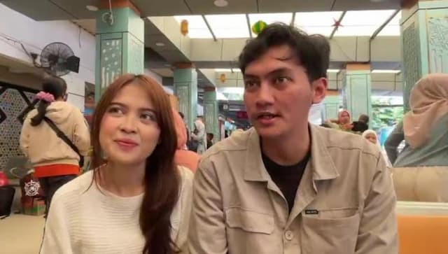 So Sweet, Pria Ini Antar Pacar ke Stasiun Pasar Senen untuk Mudik