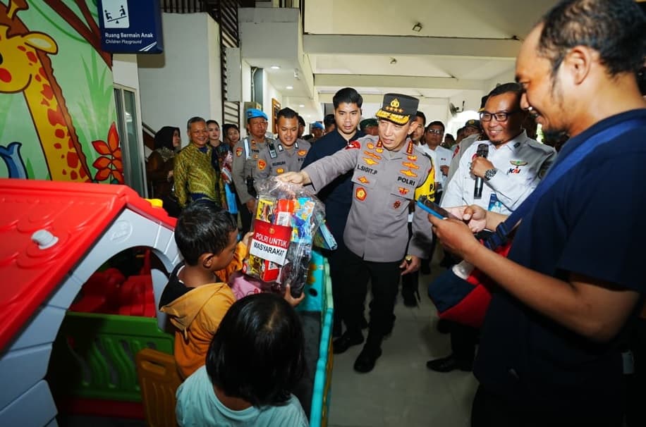 Tinjau Stasiun Gubeng, Kapolri: Beri Pelayanan Maksimal ke Pemudik!