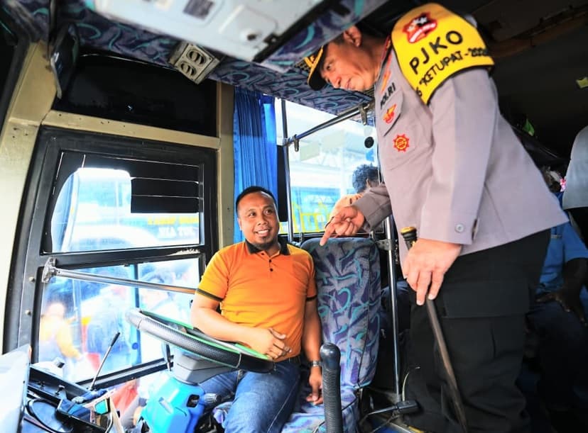 Tinjau Terminal Purabaya, Kapolri ke Sopir Bus: Hati-Hati dan Jaga Keselamatan Pemudik! Tinjau Terminal Purabaya, Kapolri ke Sopir Bus: Hati-Hati dan Jaga Keselamatan Pemudik!